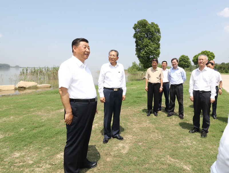 8月18日至21日，中共中央總書記、國家主席、中央軍委主席習(xí)近平在安徽省考察。這是19日上午，習(xí)近平在馬鞍山市薛家洼生態(tài)園，察看長江水情水勢和岸線生態(tài)環(huán)境。