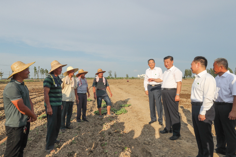 8月18日至21日，中共中央總書記、國家主席、中央軍委主席習(xí)近平在安徽省考察。這是18日下午，習(xí)近平在阜陽市阜南縣蒙洼蓄洪區(qū)，同正在退水地塊補種蔬菜的鄉(xiāng)親們親切交流。