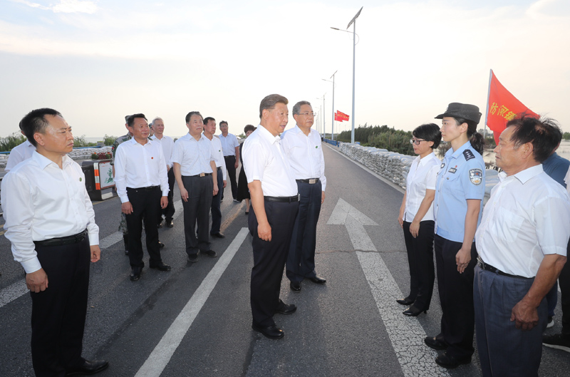 8月18日至21日，中共中央總書記、國家主席、中央軍委主席習(xí)近平在安徽省考察。這是19日下午，習(xí)近平在合肥市肥東縣十八聯(lián)圩生態(tài)濕地蓄洪區(qū)巢湖大堤上，親切看望慰問在防汛抗洪救災(zāi)斗爭中犧牲同志的家屬。