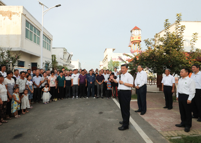 8月18日至21日，中共中央總書記、國家主席、中央軍委主席習(xí)近平在安徽省考察。這是18日下午，習(xí)近平在阜陽市阜南縣蒙洼蓄洪區(qū)曹集鎮(zhèn)利民村西田坡莊臺，看望慰問受災(zāi)群眾。