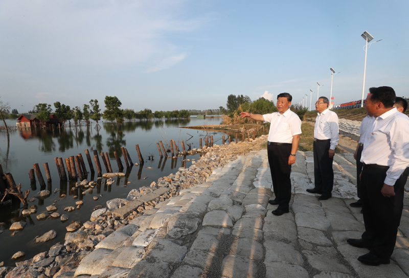 8月18日至21日，中共中央總書記、國家主席、中央軍委主席習(xí)近平在安徽省考察。這是19日下午，習(xí)近平在合肥市肥東縣十八聯(lián)圩生態(tài)濕地蓄洪區(qū)巢湖大堤羅家疃段考察，了解巢湖主要圩口分洪和蓄洪區(qū)受災(zāi)情況。