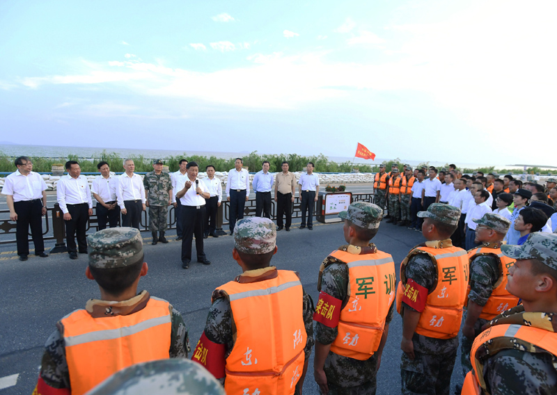 8月18日至21日，中共中央總書記、國家主席、中央軍委主席習(xí)近平在安徽省考察。這是19日下午，習(xí)近平在合肥市肥東縣十八聯(lián)圩生態(tài)濕地蓄洪區(qū)巢湖大堤上，親切看望慰問在防汛抗洪救災(zāi)斗爭中犧牲同志的家屬、防汛抗洪一線人員、先進典型代表和參加抗洪搶險的部隊官兵。