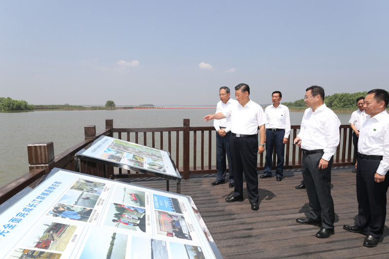 8月18日至21日，中共中央總書記、國家主席、中央軍委主席習(xí)近平在安徽省考察。這是19日上午，習(xí)近平在馬鞍山市薛家洼生態(tài)園，了解馬鞍山市長江岸線綜合整治和生態(tài)環(huán)境保護修復(fù)等情況。