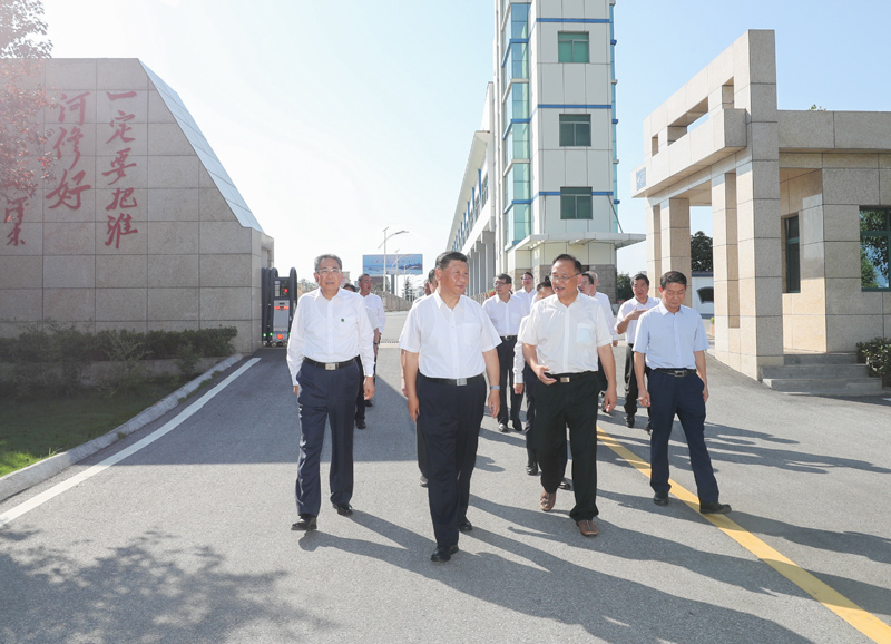 8月18日至21日，中共中央總書記、國家主席、中央軍委主席習(xí)近平在安徽省考察。這是18日下午，習(xí)近平在阜陽市阜南縣王家壩閘考察，了解安徽省防汛工作及王家壩開閘分洪情況。